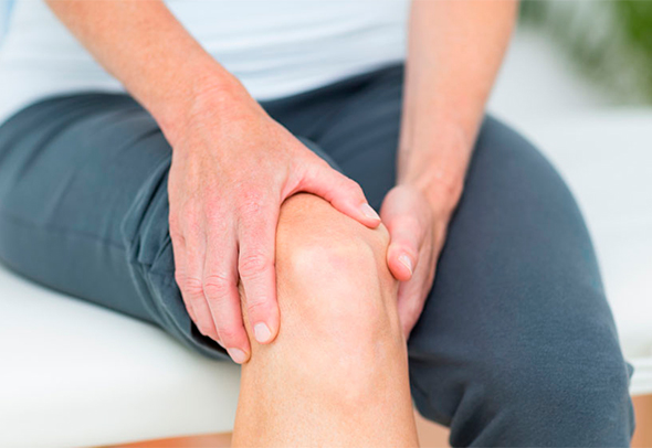 Persona che cammina all'aperto